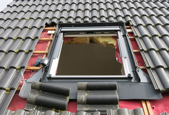 Pose de fenêtres de toit de la marque Velux à Tours (37000) en Indre-et-Loire (37). Pose de fenêtres de toit de la marque Velux à Tours (37000) en Indre-et-Loire (37).